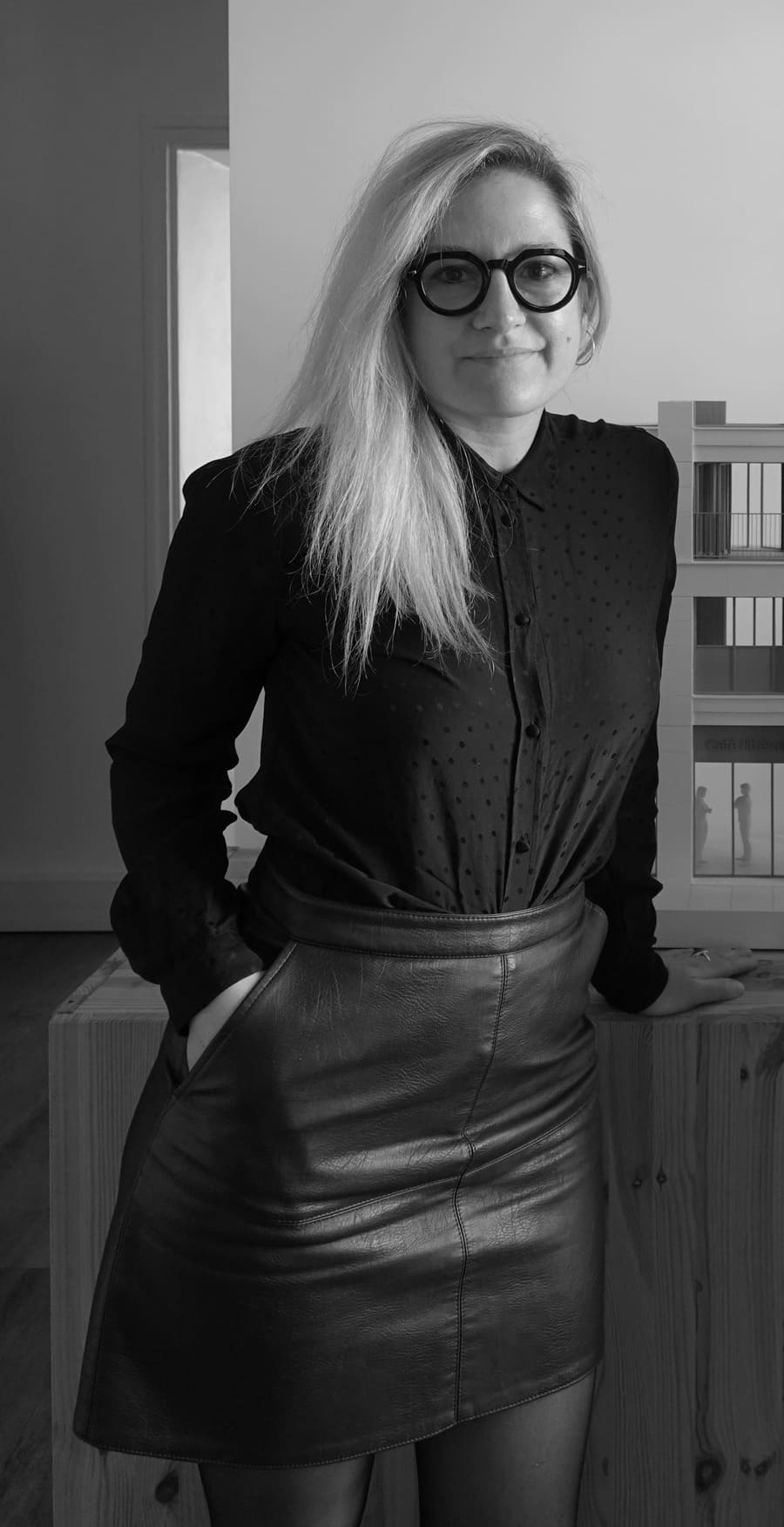 01. Portrait bond society Christelle NB 02